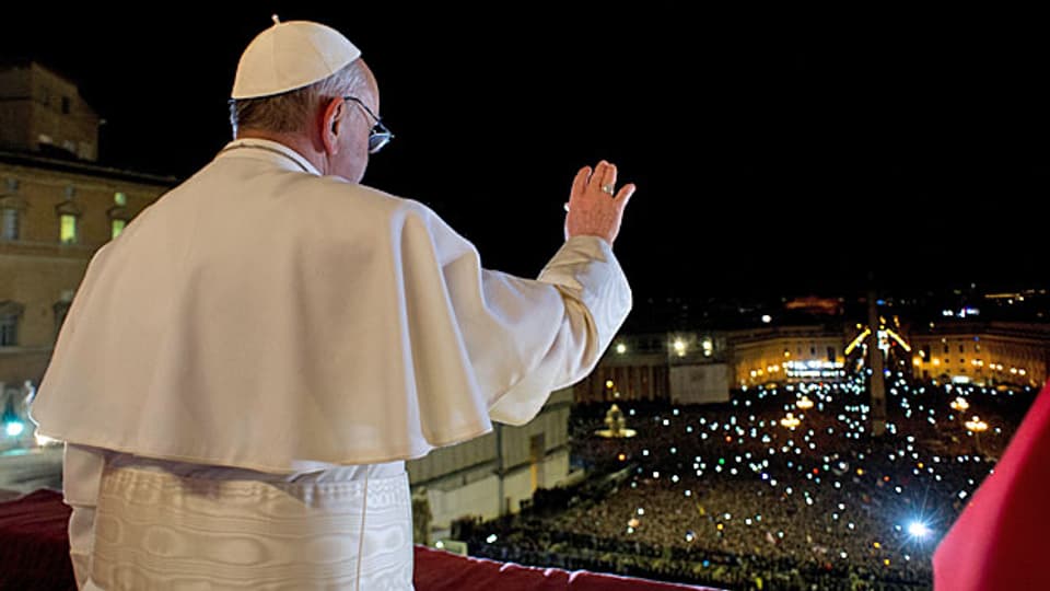 «Buona sera» - sind die ersten Worte von Papst Franziskus auf dem Petersplatz in Rom.