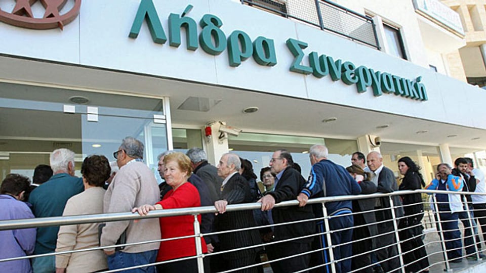 Die Leute warten darauf, dass die Banken wieder öffnen. Donnerstag Morgen in Nikosia.