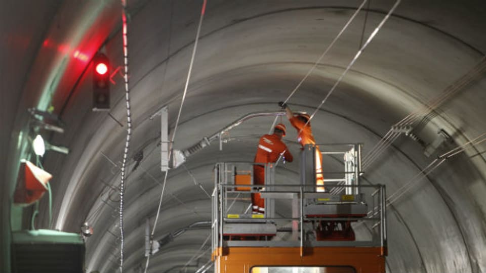 Im Gotthardbasistunnel wird Bahntechnik eingebaut.