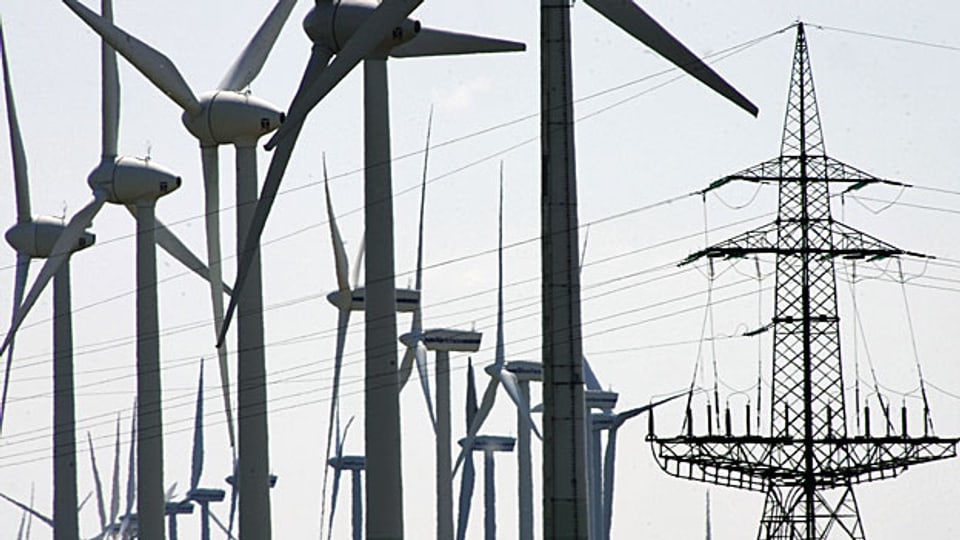 Windkraftanlagen in Nordfriesland. Obwohl seit 2011 nur noch acht von 17 AKW am Netz sind, exportiert Deutschland mehr Strom.
