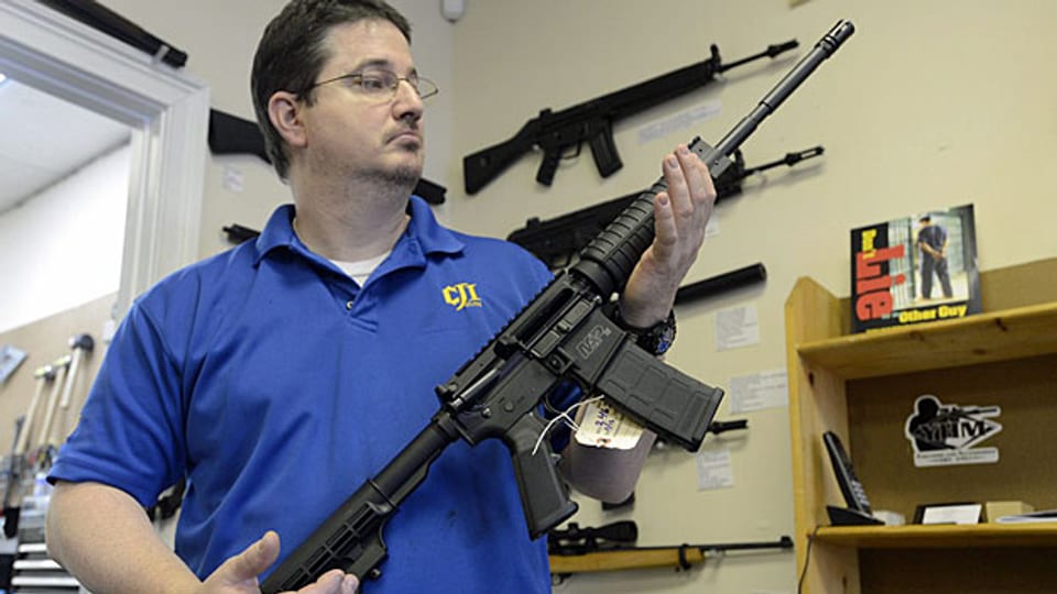 Ein Waffenhändler mit einer halbautomatischen Smith&Wesson MP15; Nirgendwo in den USA würden künftig Gewehre mit grossen Magazinen künftig so streng reguliert sein wie im Bundesstaat Connecticut.