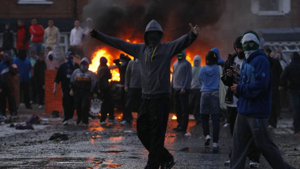Ein fragiler Friede zwischen Katholiken und Protestanten in Nordirland. Ein in Brand gesetztes Auto in Belfast am 11. Juli 2011.