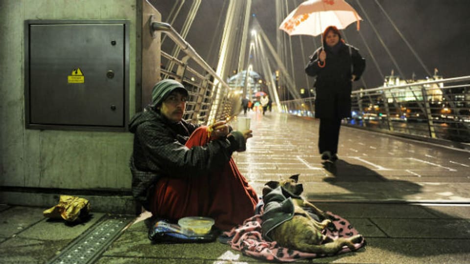  Ein Obdachloser auf der Hungerfordbrücke mitten in London im Dezember 2009