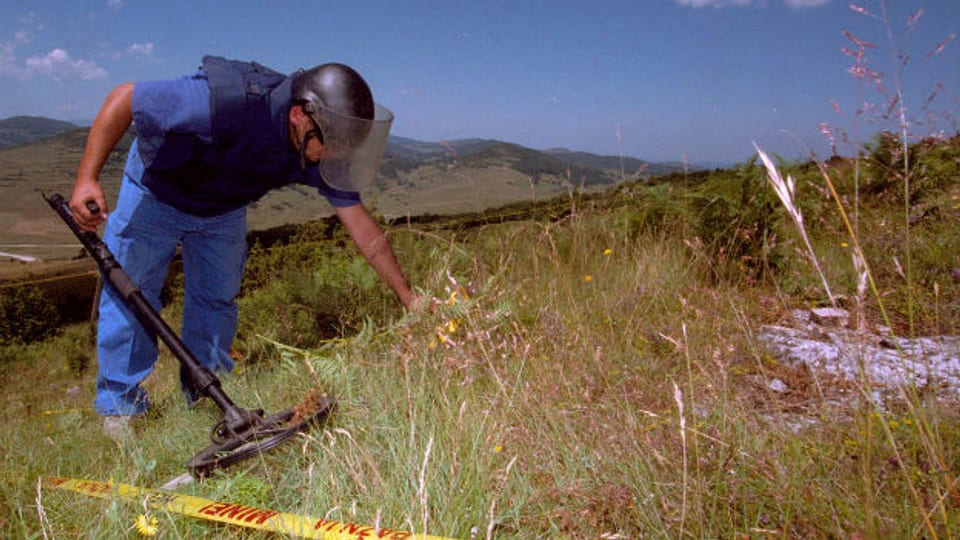 Gefährliche Arbeit: Minenräumer bei der Arbeit in Bosnien.