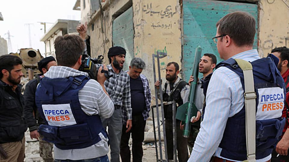 Kämpfer der Freien Syrischen Armee vor Journalisten in Aleppo.