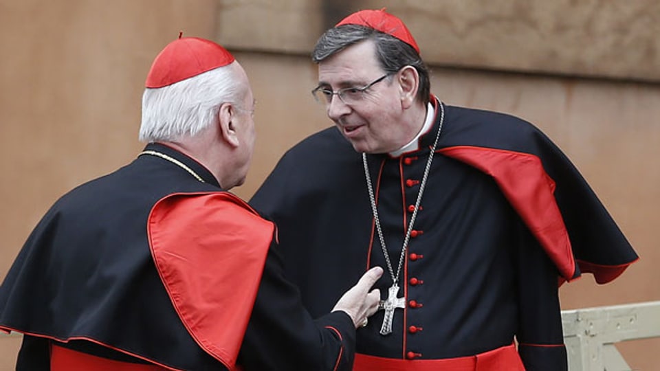 Der Schweizer Kardinal Kurt Koch (rechts) spricht mit dem slowenischen Kardinal Franc Rode im Vatikon am 7. März 2013.