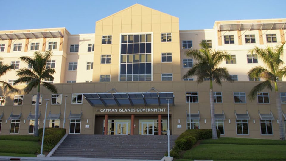 Blick auf das Regierungsgebäude auf den Cayman Inseln.