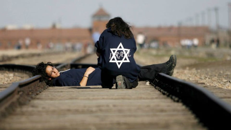 Zwei junge Israelis besuchen Auschwitz-Birkenau.