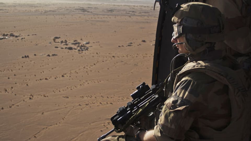 Ein französischer Soldat hält Ausschau nach einem Helikopter  im März 2013.