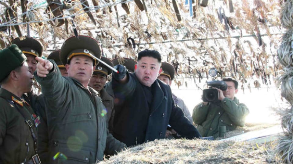 Nordkoreas Diktator Kim Jong Un (Dritter von links) am 12. März 2013 an der nordkoreanischen Küste unweit der südkoreanischen Insel Baengnyeong