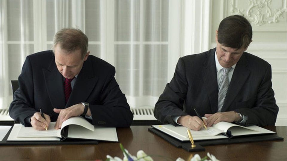Staatssekretär Ambühl (links) und US-Botschafter Beyer (rechts) unterzeichneten das Abkommen bereits am 14. Februar.