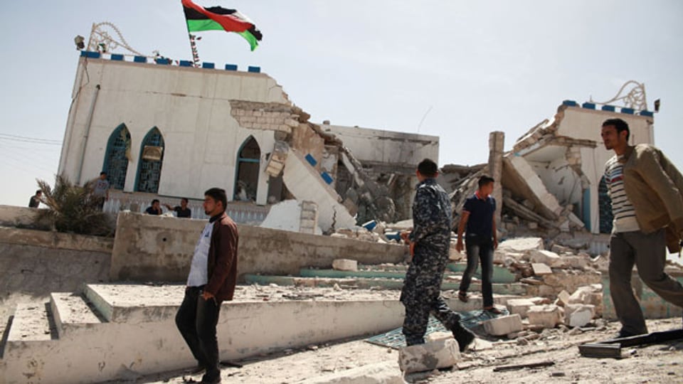 Libyen ist noch nicht zur Ruhe gekommen. Leute inspizieren Trümmer nach einem Anschlag in Tripoli.