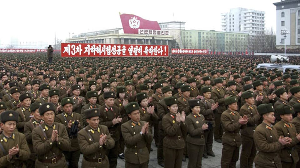 Nordkorea soll nie als Atommacht toleriert werden, sagt US-Aussenminister John Kerry. Bild: Nordkoreanische Soldaten feiern der dritten Atomtest auf dem Kim Il-Sung Platz in Pyongyang 14. Februar 2013. Auf dem Plakat steht: «Wir feiern feurig den Erfolg des dritten unterirdischen Atomtests».
