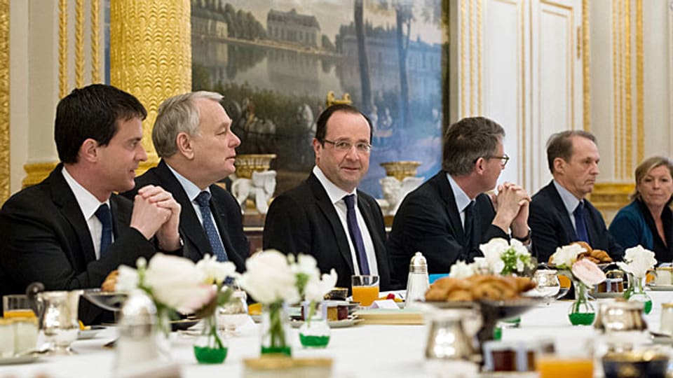 François Hollande, im Zentrum, mit einigen seiner Minister, am 8. April.