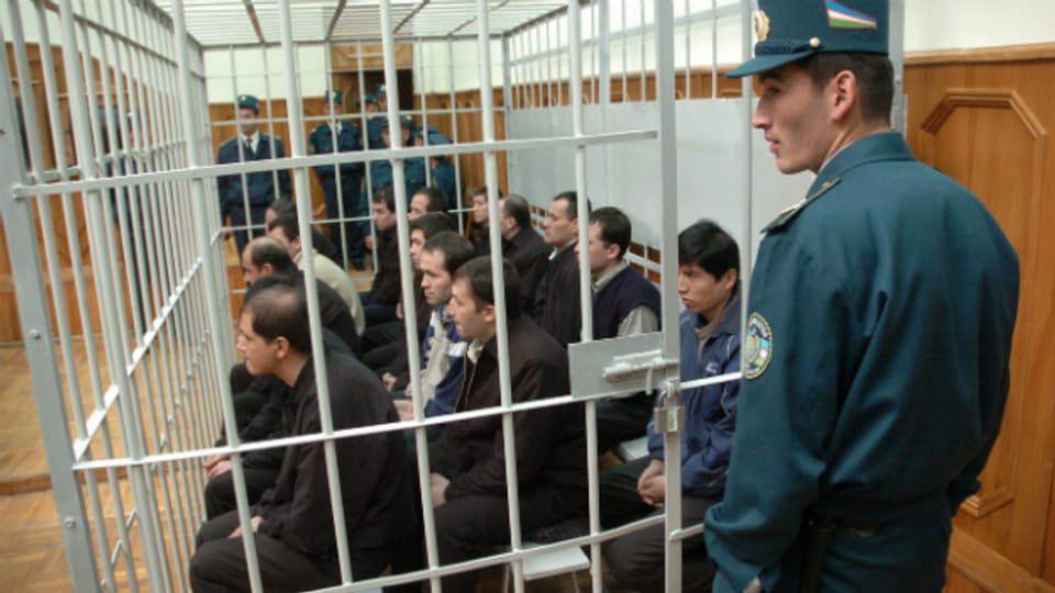 Repressives Regime: Schauprozess in Usbekistan im Jahre 2005.