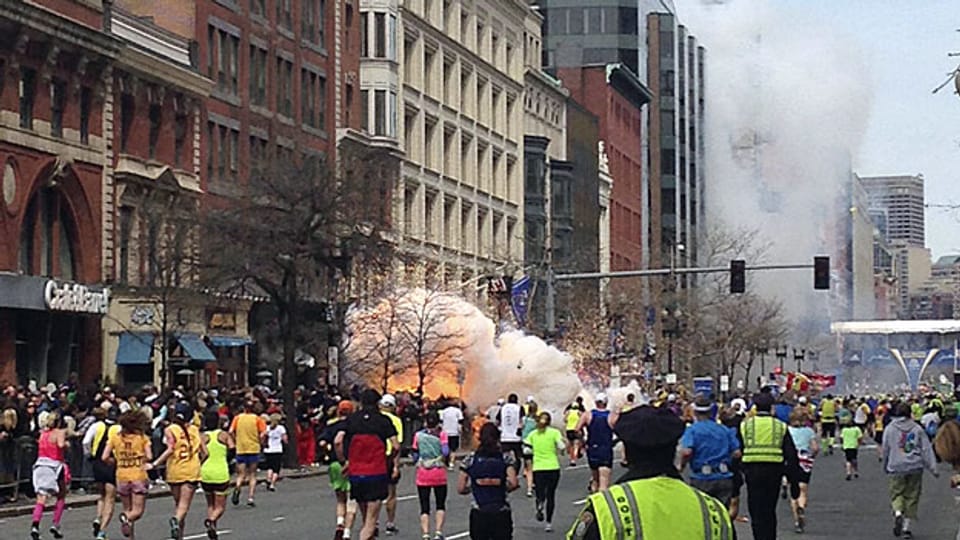 MarathonläuferInnen am Boston Marathon - während eine der Bomben explodiert.