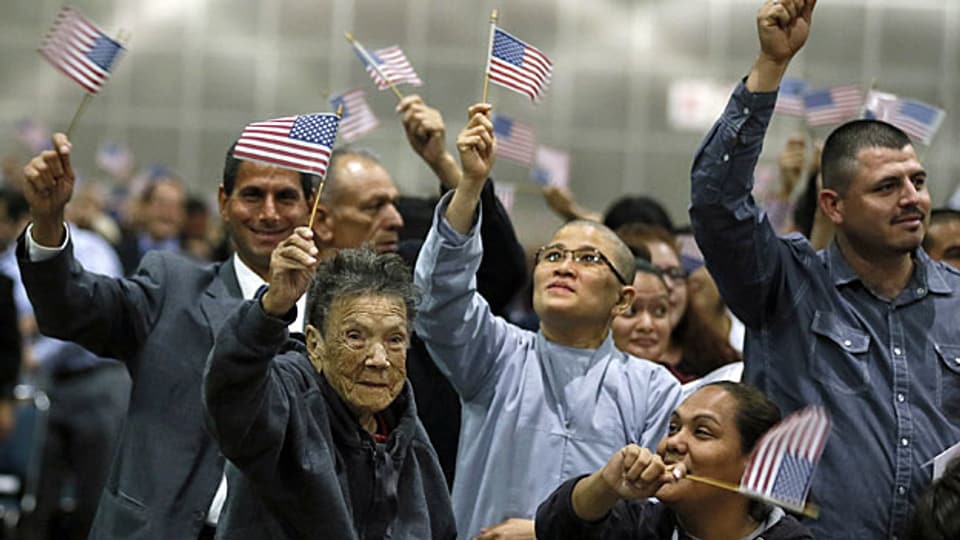 Mehr als 5000 Leute sind am Dienstag an einer Feier in Los Angeles US-BürgerInnen geworden. Präsident Obama und eine überparteiliche Gruppe von Senatoren haben Vorschläge für ein neues US-Einbürgerungsgesetz präsentiert.