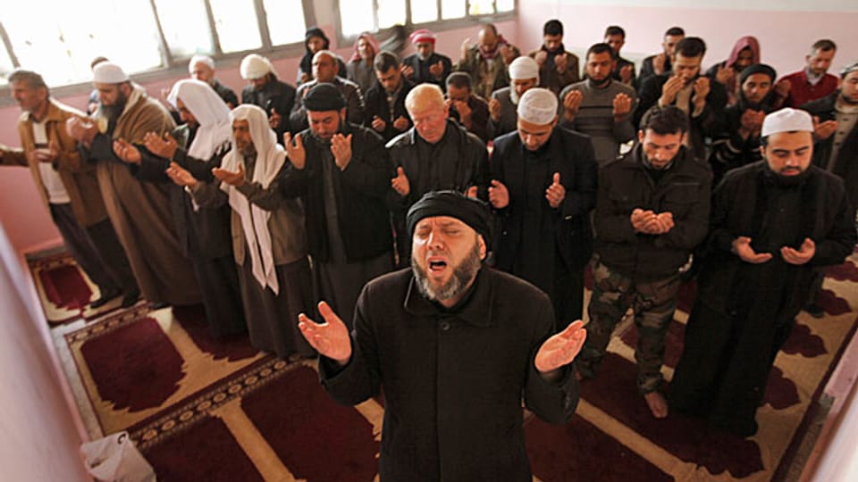 Abu Suleiman, vorne, Mitte, ist der Anführer einer islamistischen Rebellengruppe; hier leitet er eine Gebetsstunde in Aleppo.