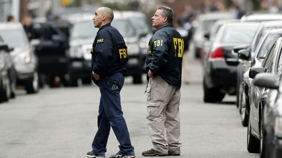 Zwei FBI-Agenten auf der Suche nach Verdächtigen am 19. April 2013.