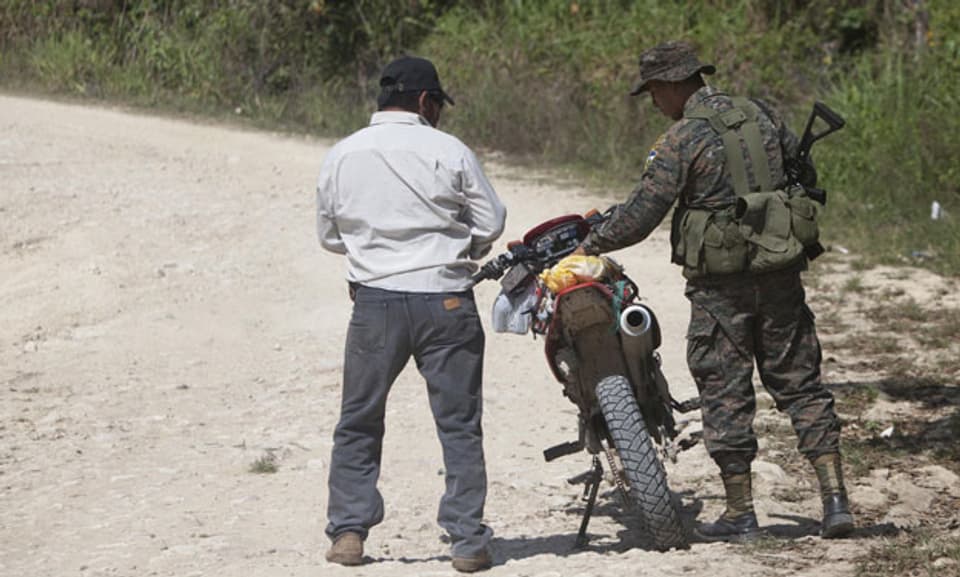 Soldat stoppt Motorradfahrer in Guatemala