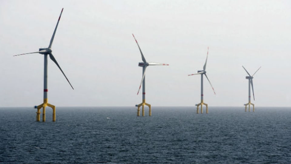  Deutschlands erster kommerzieller Windpark in der Nordsee in der Nähe von Borkum wurde im April 2011 in Betrieb genommen