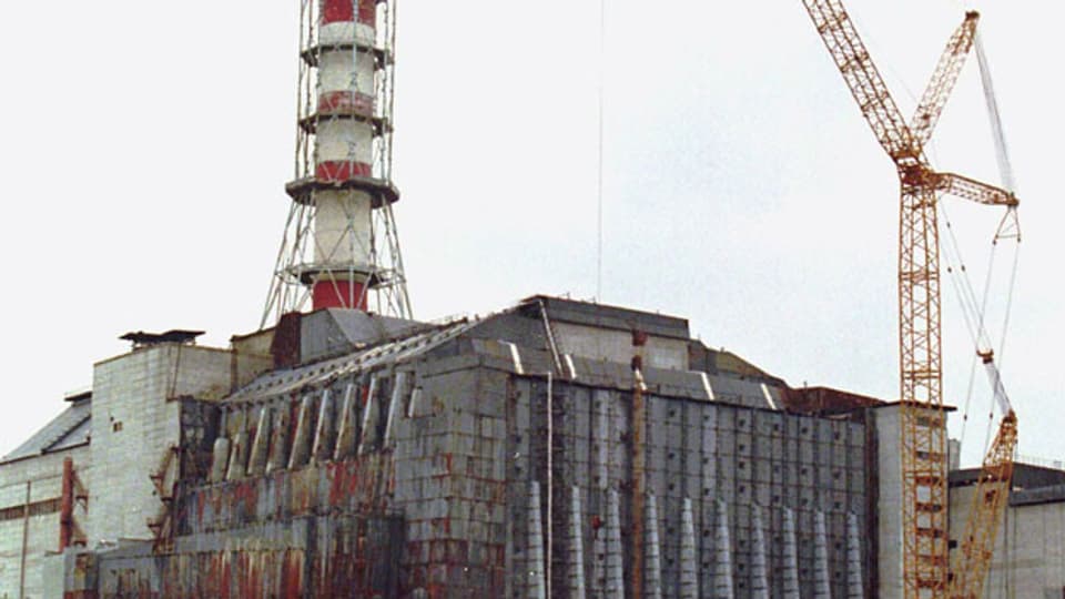 Aussenansicht des mit dem sogenannten «Sarkophag» aus Beton versiegelten Reaktors 4 Kernkraftwerks Tschernobyl in der Ukraine.