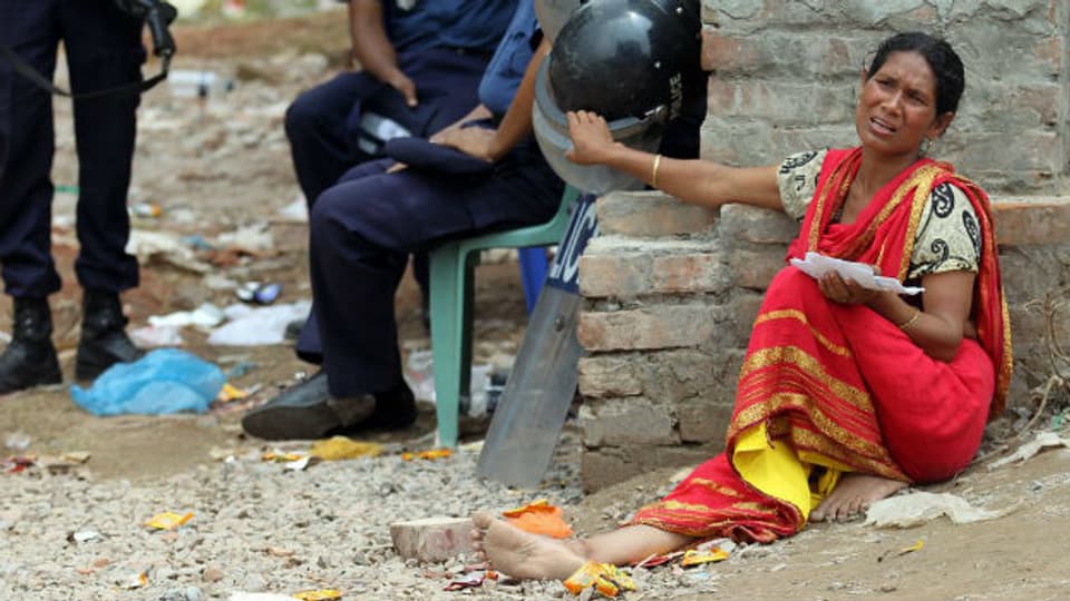 Eine Frau hat beim Einsturz der Textilfabrik in Bangladesh ihren Mann verloren