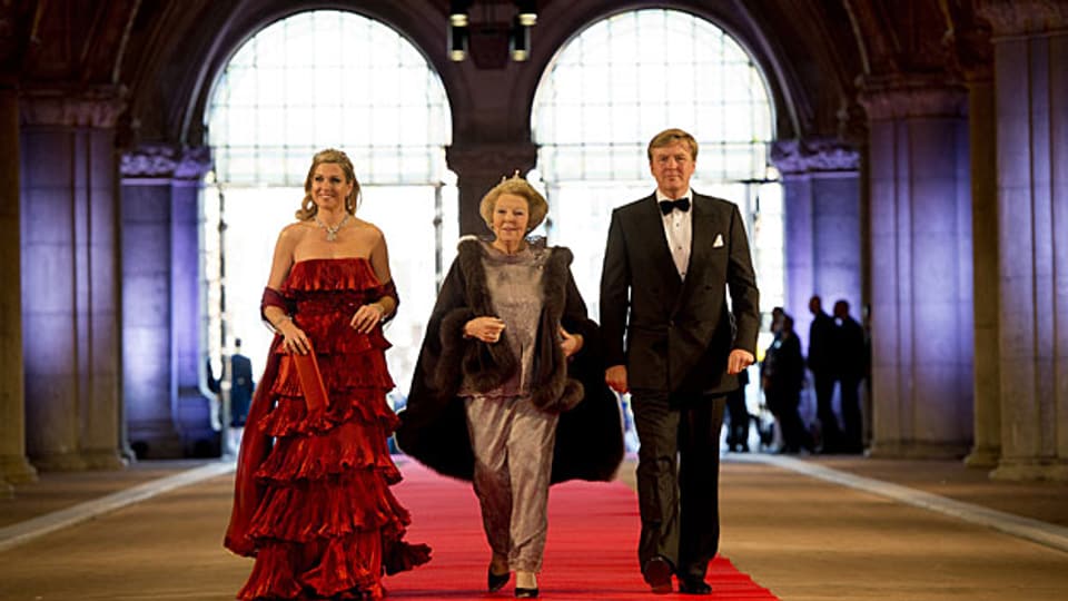 Kurz vor 10.30 Uhr: In der Mitte Königin Beatrix, rechts und links Prinz Willem-Alexander und Gattin Maxima. Inzwischen ist Beatrix wieder Prinzessin und ihr Sohn der neue König.