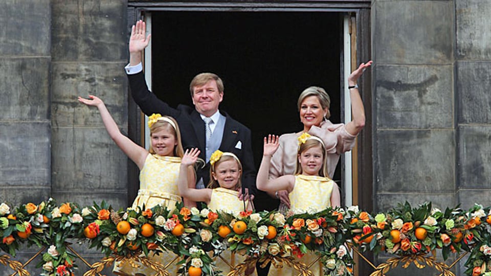 König Willem-Alexander, Köniigin Maxima mit den Töchtern Catharina-Amalia, Ariane und Alexia auf dem Balkon des königlichen Palastes in Amsterdam.
