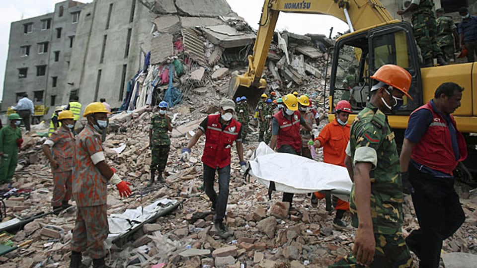 Die Räumarbeiten beim eingestürzten Hochhaus in Savar, in der Nähe von Bangladeshs Hauptstadt Dhaka, dauern immer noch an.