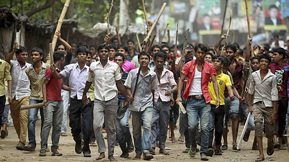 Die Proteste für bessere Arbeitsbedingungen dauern seit Tagen an. Hier am 30. April in Savar, in der Nähe Dhakas, wo ein Hauseinsturz 400 Tote forderte.