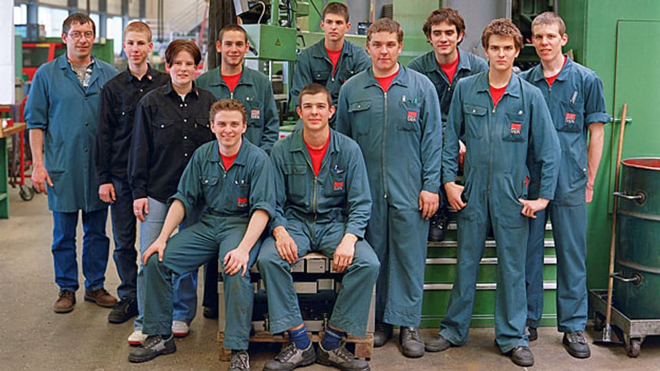 16 Maschinenbauer-Lehrlinge in einem Schweizer Unternehmen. In den USA will man stärker auf Berufslehren setzen - mit Schweizer Hilfe.