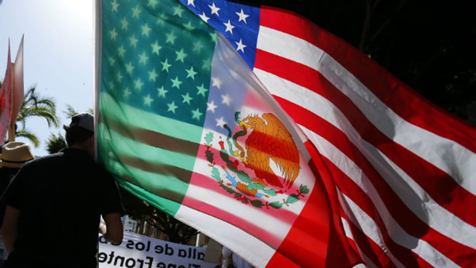 Mexiko- und US-Flagge an einer Demo für Immigranten.