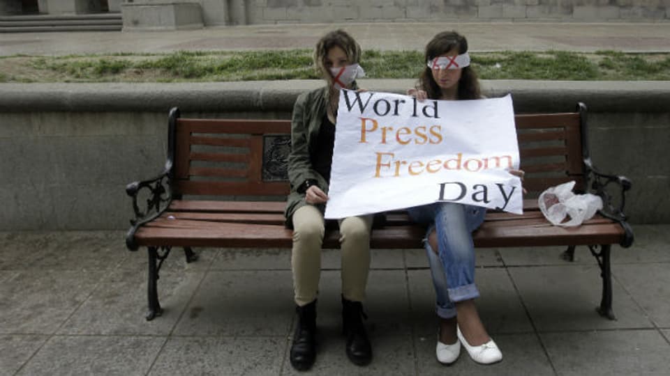 Zwei junge Frauen demonstrieren in Georgien für Pressefreiheit.