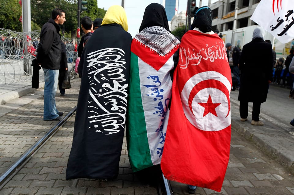 Drei junge Frauen feiern im Januar 2013 den zweiten Geburtstag der tunesischen Revolution.