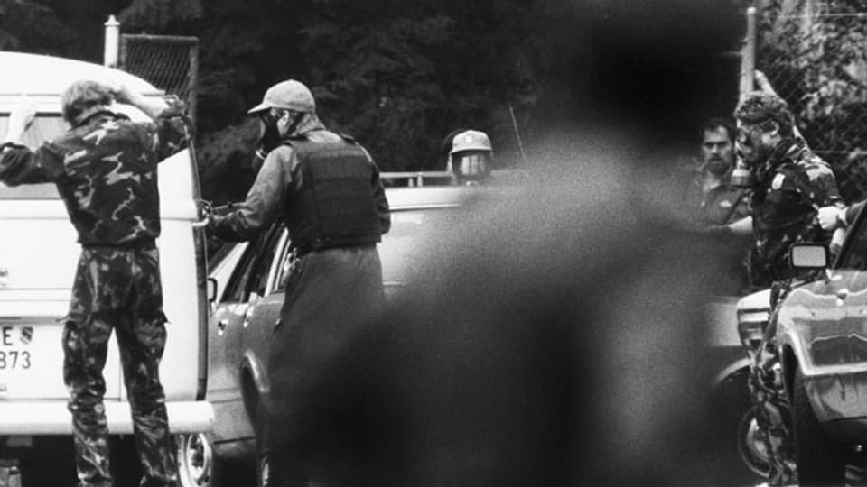Berner Polizei führt die Geiselnehmer ab (1982)