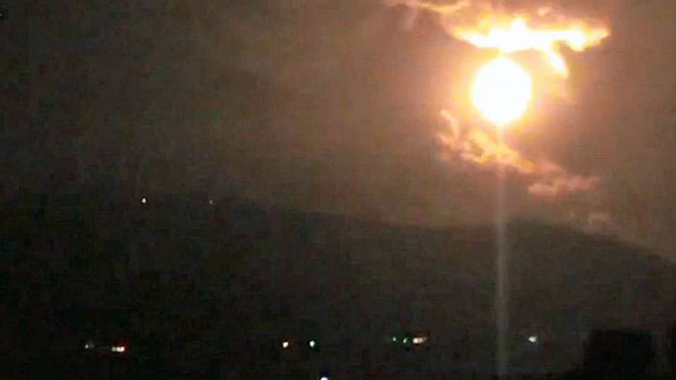 Feuer und Rauch einer israelischen Rakete am 5. Mai am Himmel über Damaskus