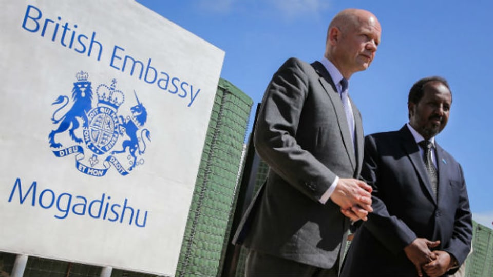 Der britische Aussenminister William Hague (rechts) und der somalische Präsident Hassan Sheikh Mohamud am 25. April 2013 bei der Eröffnung der britischen Botschaft in Somalia nach 22 Jahren Absenz