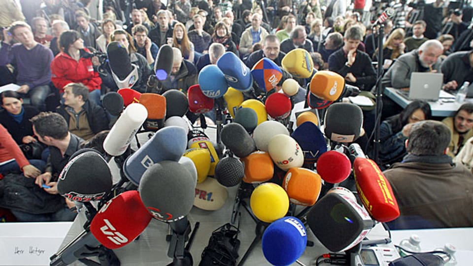 JournalistInnen warten im März 2009 auf den Beginn einer Pressekonferenz mit Baden-Württembergs Innenminister.