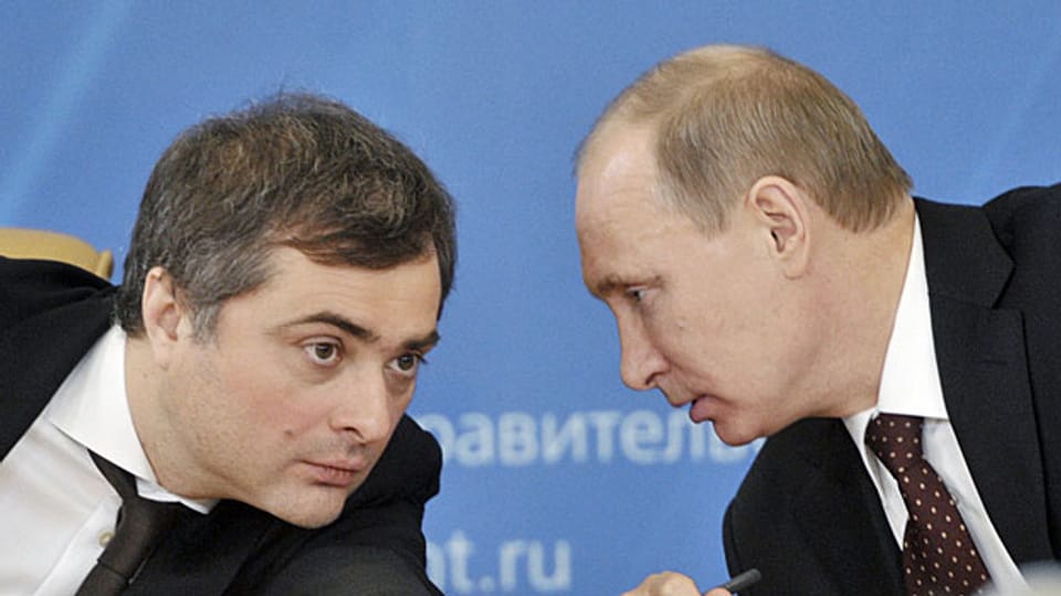 Wladislaw Surkow mit Präsident Putin im Februar 2012.