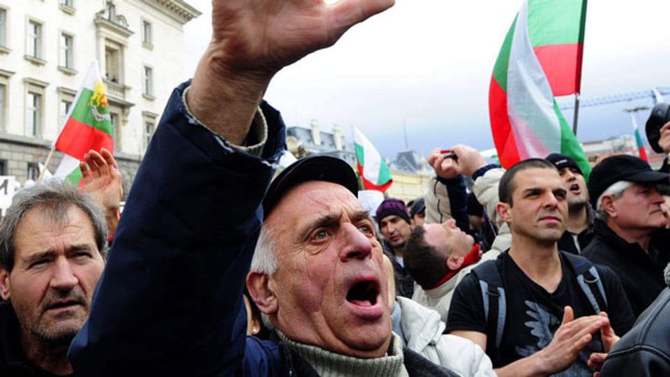 Bulgaren schreien Parolen im Februar 2013 gegen die Mitte-Rechts-Regierung von Premierminister Boyko Borisov in Sofia, Bulgarien.