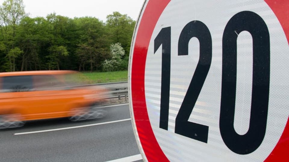 Ein Verkehrszeichen zeigt ein Tempolimit von 120 km / h auf der Autobahn A37 in der Nähe von Salzgitter, Deutschland. Mit dem Vorstoss für eine generelles Tempolimit von 120 Stundenkilometern auf Autobahnen Sigmar Gabriel seine eigene Partei brüskiert.