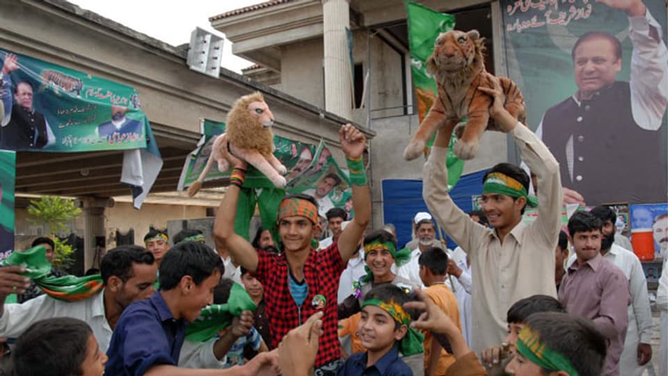 Anhänger von Sharif feiern