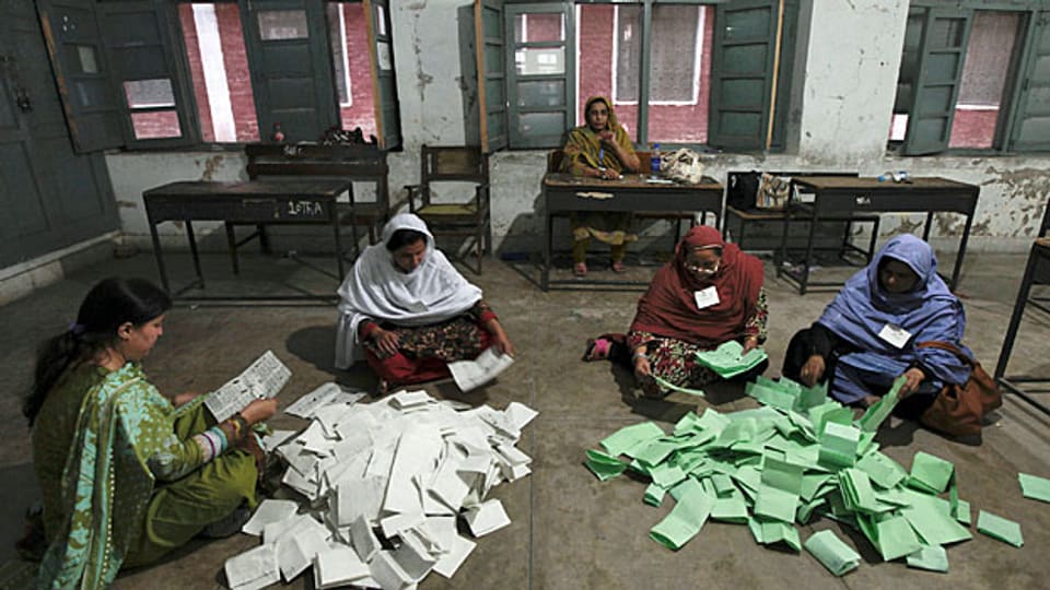 Stimmen zählen in Peschawar am 11. Mai 2013.