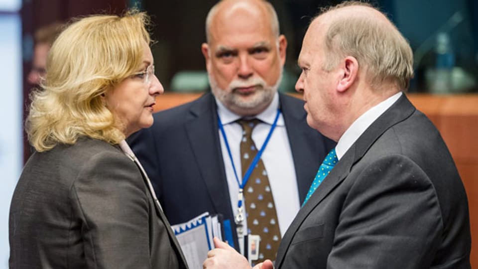 Irlands Finanzminister Michael Noonan, rechts, links im Gespräch mit der Österreichs Finanzministerin Maria Fekter, zu Beginn einer Sitzung der Eurogruppe beim EU-Rat in Brüssel am Montag, 13. Mai 2013.