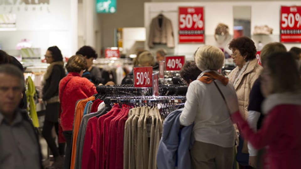 Kundinnen suchen Kleider, möglichst billig im Ausverkauf in einem Laden im Glattzentrum..