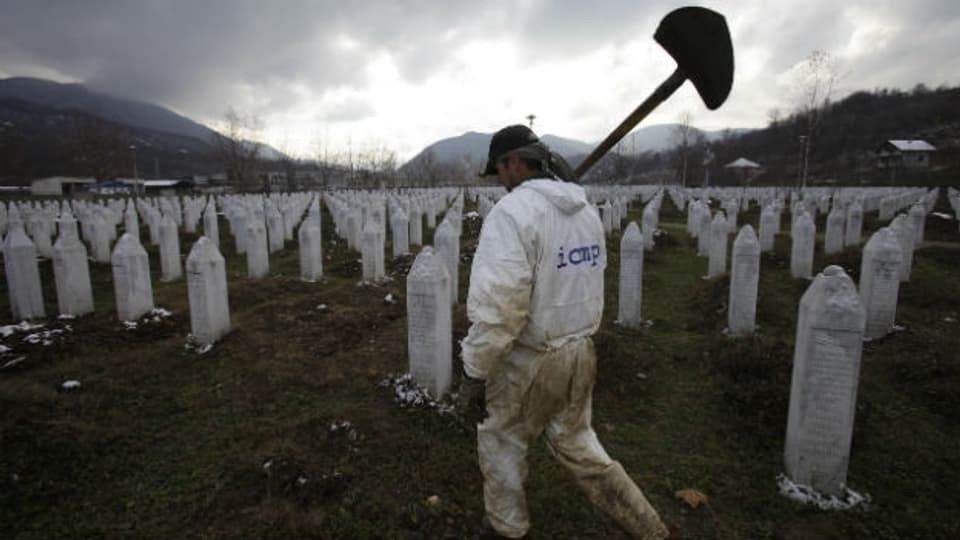  Ein bosnischer Arbeiter auf der Srebrenica-Gedenkstätte am 7. Dezember 2012
