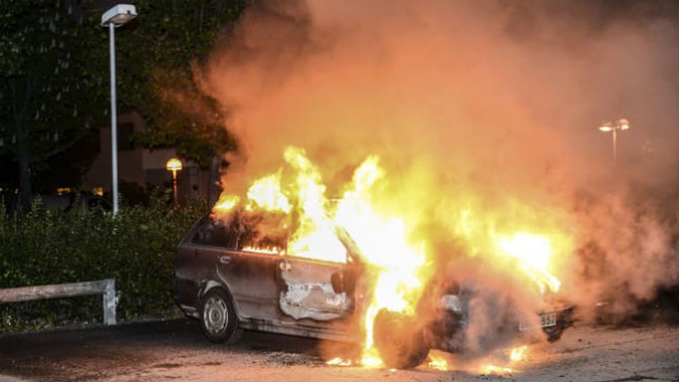 In Brand gesetztes Auto in Stockholms Vorort Kista.