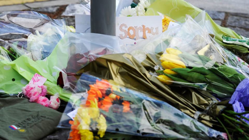 An der John Wilson Street, Woolwich, Südengland, wurden Blumen niedergelegt, zum Gedenken an den Soldaten, der von zwei Angreifern brutal niedergestochen wurde.