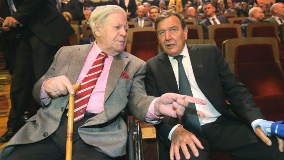 Prominenz am SPD-Geburtstag: Die ehemaligen Kanzler Helmut Schmidt und Gerhard Schröder.